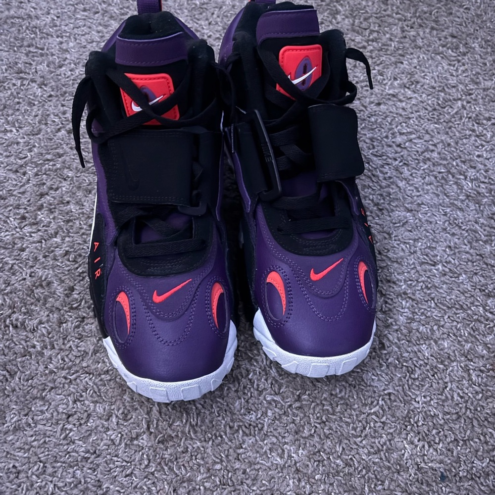 Nikes - Picture 3 of 4